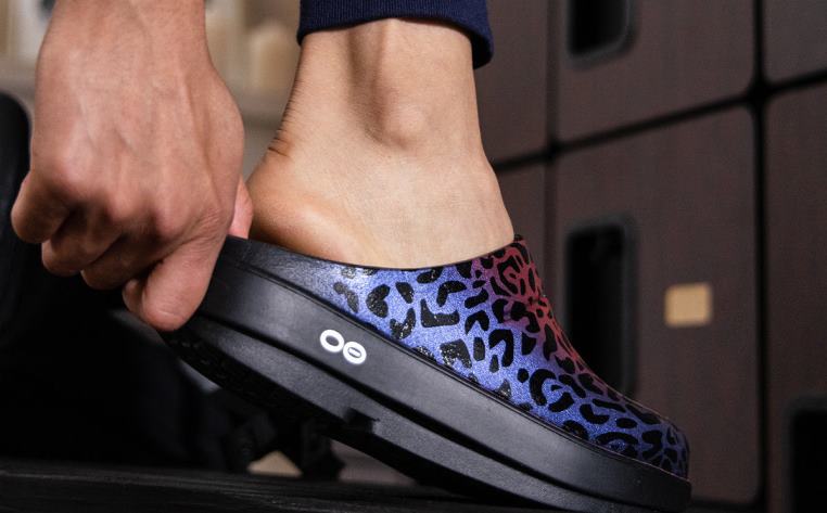 leopardo arcoiris 0R40F98 zuecos oocloog de mujer edición limitada OOFOS